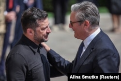 Президент Украины Владимир Зеленский приветствует премьер-министра Великобритании Кира Стармера во время его визита в Украину — последнего перед уходом с поста. 16 июля 2026 года