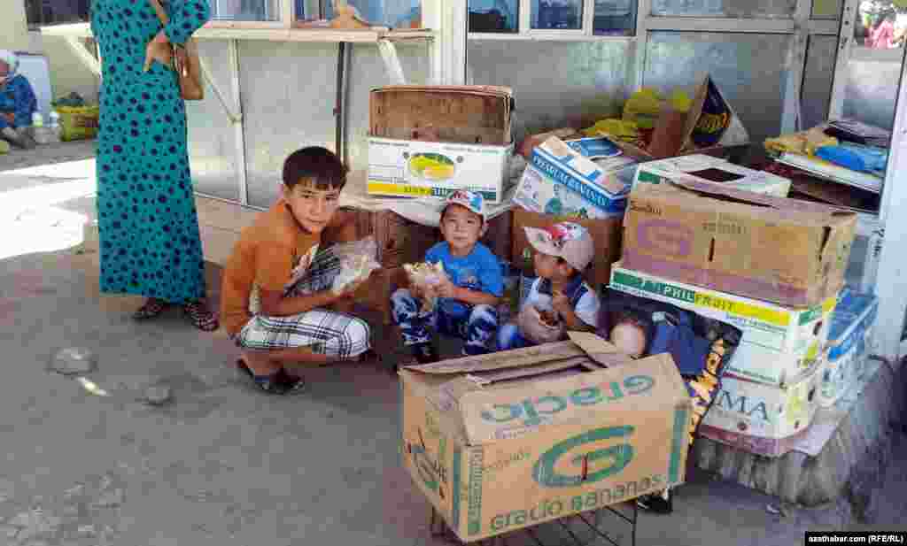 Çagalar Türkmenabadyň bazarlarynyň birinde naharlanýarlar