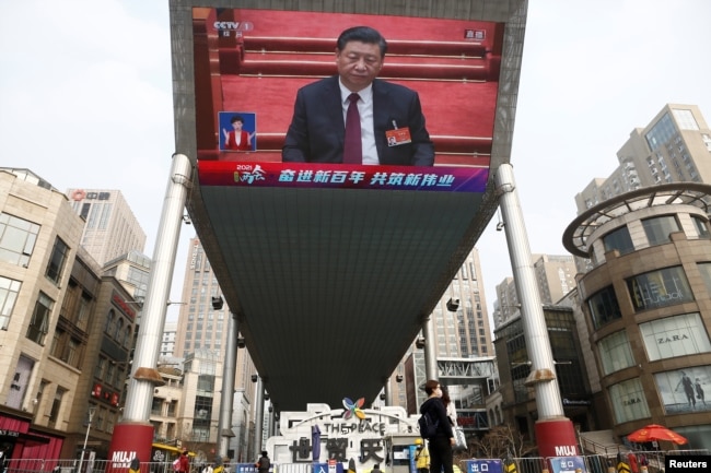 نمایشگری در پکن که حضور شی جین‌پینگ در کنگره خلق جین را نشان می‌دهد، ۱۱ مارس ۲۰۲۱