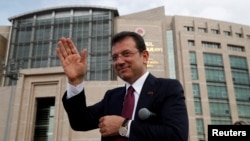 Primarul Istanbulului, Ekrem Imamoglu, adresandu-se susținătorilor în fața Palatului de Justiție din Istanbul.