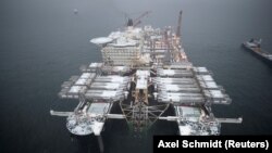 Судно Pioneering Spirit на укладке трубопровода "Северный поток – 2" 