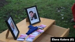 Нощно шкафче, подготвено за протеста от българи в Монреал.