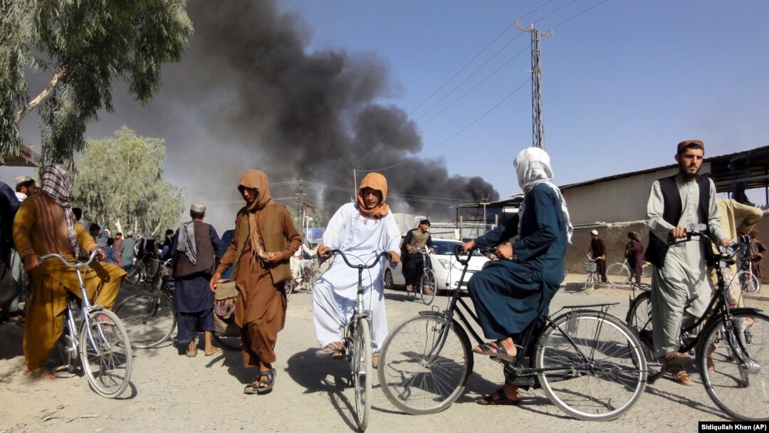 O coloană de fum se vede înălțându-se în aer după luptele date între talibani și trupele afgane, în Kandahar, la sud-vest de Kabul, Afganistan. Fotografie realizată joi, 12 august 2021.