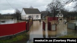 Вода на території села Вонігове, Тячівського району Закарпатської області. Фото із сайту Геннадія Москаля. 16 грудня 2017 року