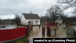 Вода на території села Вонігове, Тячівського району Закарпатської області. Фото із сайту Геннадія Москаля. 16 грудня 2017 року