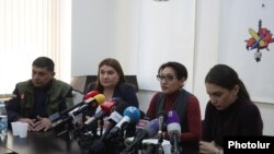 Представители 17 оппозиционных партий во время пресс-конференции, 12 ноября 2020 г.