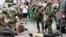Наемники ЧВК "Вагнер" задерживают мужчину в Ростове-на-Дону, 24 июня 2023 года. Они планируют "идти на Москву"