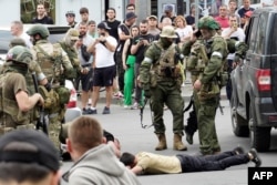 افراد گروه واگنر در شهر روستوف یک مرد را بازداشت کرده اند