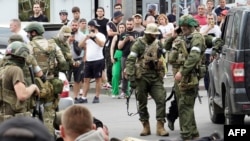 A Wagner fegyveresei őrizetbe vesznek egy embert Rosztovban 2023. június 24-én