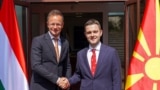 Makedonski šef diplomatije Timčo Mucunski i njegov mađarski kolega Peter Szijjarto u Skoplju, 13. juna 2025.