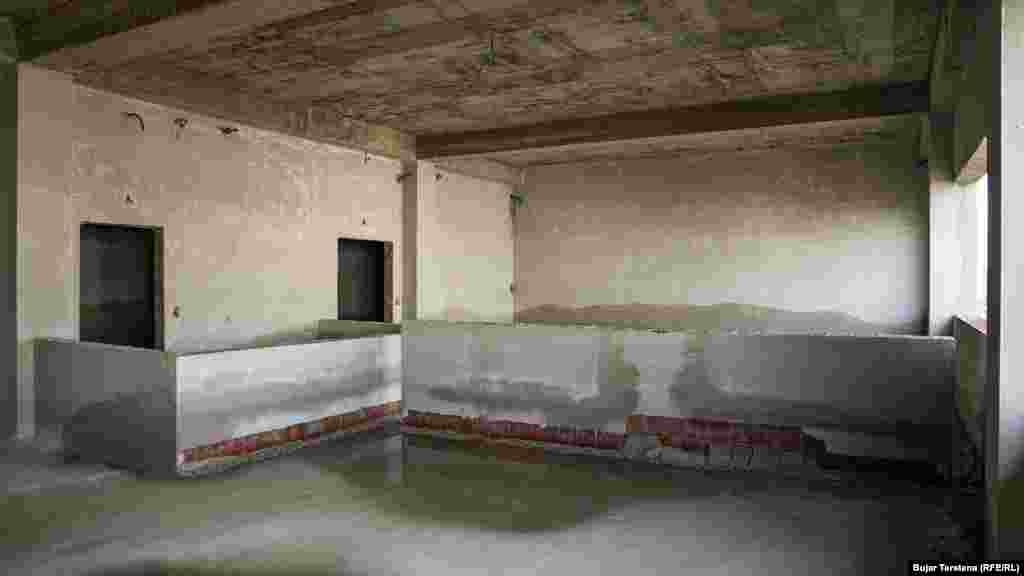 Objekti e kishte koston fillestare 8 milionë euro dhe synonte lehtësimin e ngarkesës në repartin aktual të Emergjencës. Me gjysmën e parave ka përfunduar vetëm ndërtimi i vrazhdë edhe nuk është marrë askush me të ndër vite.