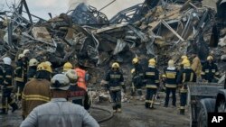 Tűzoltók dolgoznak egy orosz támadásban megsemmisült épület roncsainál az ukrajnai Odesszában 2023. július 20-án
