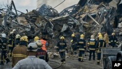 Архівне фото. Співробітники ДСНС працюють на місці зруйнованої внаслідок російської атаки будівлі в Одесі, 20 липня 2023 року