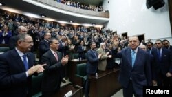 Turski predsjednik Redžep Tajip Erdoan pozdravlja poslanike svoje AKP stranke tokom sastanka u parlamentu u Ankari, Turska, 18. januara 2023.