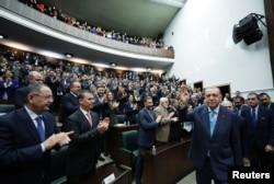 Эрдоган приветствует членов своей партии в парламенте. Анкара, 18 января 2023 года