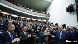 «Արդարություն և զարգացում» խորհրդարանական խմբակցության պատգամավորները հոտնկայս ողջունում են նախագահ Ռեջեփ Թայիփ Էրդողանին Ազգային մեծ ժողովում, Անկարա, 18 հունվարի, 2023թ.