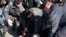Сергею Удальцову (на мостовой) и его соратникам не дали устроить Майдан на площади Ильинских ворот