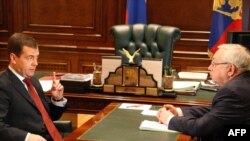 Президент Дмитрий Медведев (слева) не раз встречался с омбудсменом Владимиром Лукиным