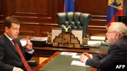 Russian President Dmitry Medvedev (left) speaks with ombudsman Vladimir Lukin.