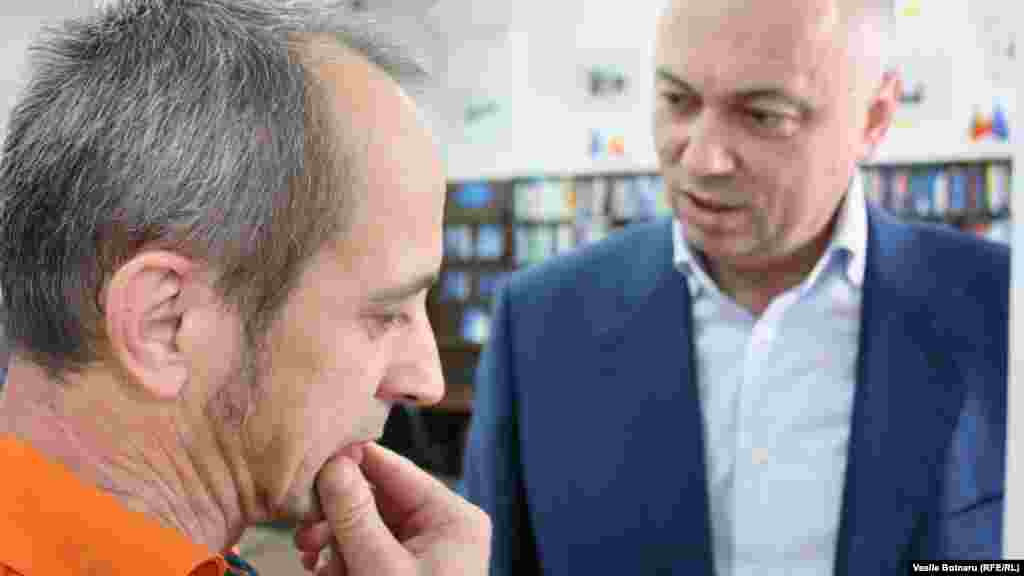 Gheorghe Erizanu, directorul editurii Cartier şi istoricul Valeriu Pasat.