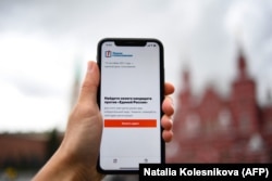 نمایش اپلیکیشن «رأی‌گیری هوشمند» با پس‌زمینه کرملین در زمان انتخابات سپتامبر ۲۰۲۱/ در این زمان ناوالنی مخالف سرشناس پوتین در زندان بود
