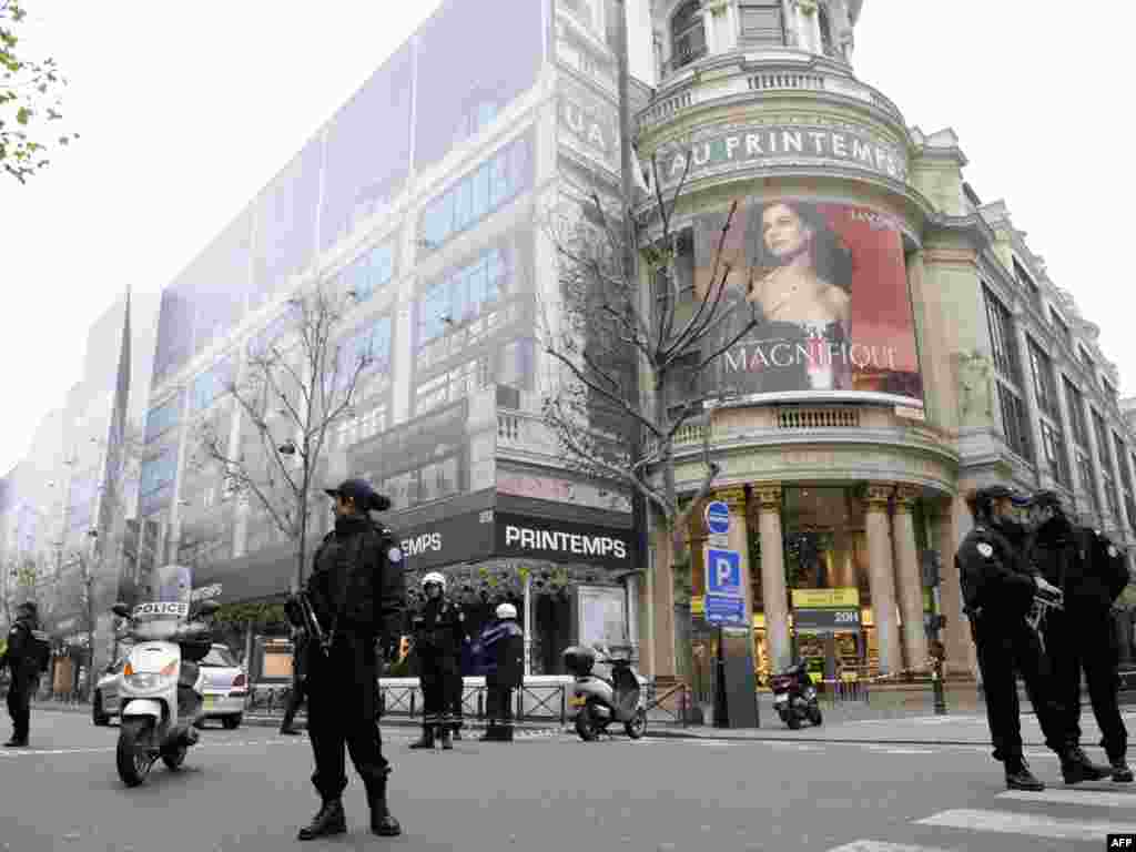 16.12.2008 - U centru Pariza pronađeno pet eksplozivnih naprava - Francuska policija otkrila je u utorak pet eksplozivnih naprava u robnoj kući u centru Pariza. Do sada nepoznata organizacija "Avganistanski revolucionarni front" poslala je samo nekoliko sati ranije pismo upozorenja novinskoj agenciji AFP, tražeći povlačenje francuskih vojnika iz Avganistana. Oko 2.600 francuskih vojnika služi u sklopu NATO trupa u Avganistanu, mada državni zvaničnici tvrde da će ih uskoro biti mnogo više. 