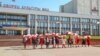 Шпацыр пад бела-чырвонымі парасонамі каля ПК МАЗ, 4 траўня 2021 году, Менск