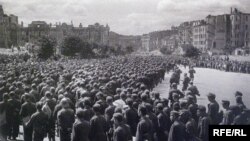 Полонені німці на Хрещатику, Київ, 16 серпня 1944 р. Фото Аркадія Шайхета. (З фотовиставки у Російському Центрі Науки і культури у Києві) 