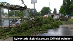 За даними Укргідрометцентру, грози очікуються в Чернігівській, Вінницькій, Черкаській, Київській, Полтавській, Сумській, Кіровоградській і Житомирській областях
