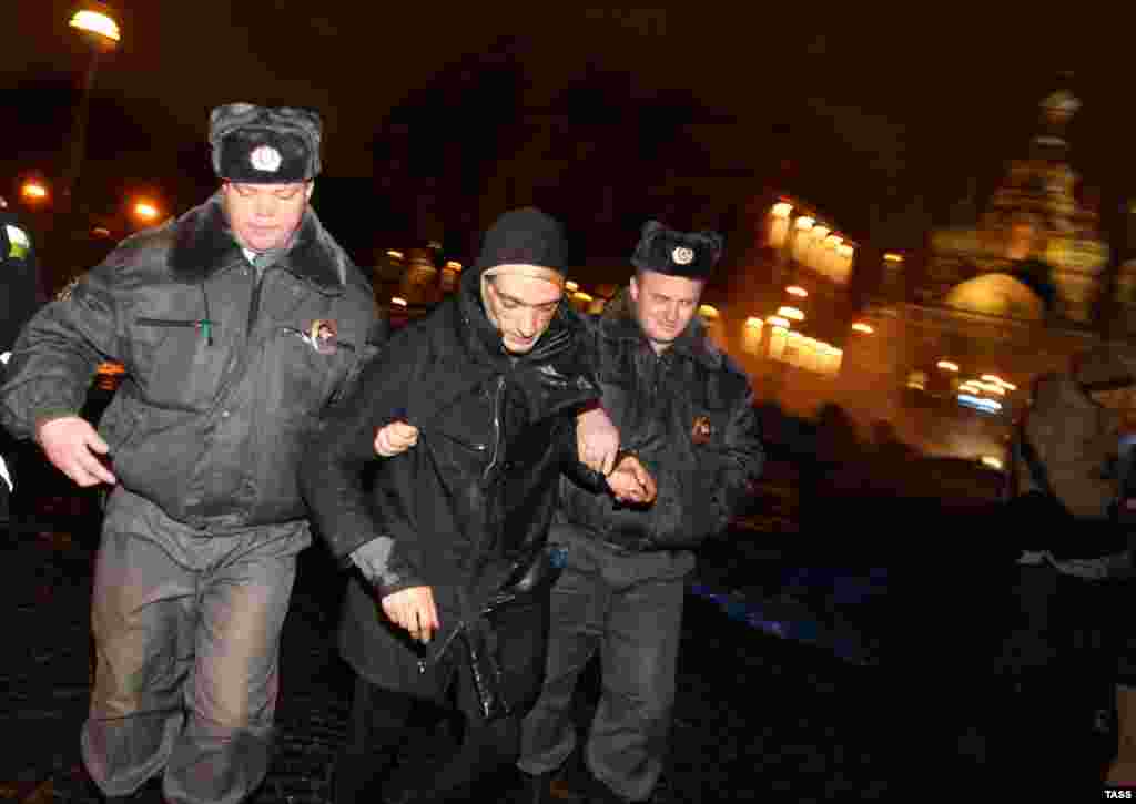 Несколько участников акции, включая Павленского, были задержаны. В отношении художника был составлен протокол об административном правонарушении, однако вскоре дело было закрыто за отсутствием состава правонарушения