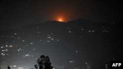 Flăcări pe o colină în districtul Poonch, parte din Kashmir-ul sub control pakistanez, 7 mai 2025.