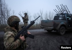 Військовослужбовець 93-ї омб ЗСУ за російськими бойовими безпілотниками біля Костянтинівка в Донецькій області, Україна, 27 листопада 2025 року