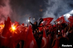 Сторонники мэра Стамбула Экрема Имамоглу празднуют его победу. 1 апреля 2024 года