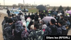 Жители села Алтынтобе в кольце полицейских. 4 апреля 2021 года.