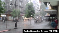 Илустрација: Улица Македонија за време на дожд. 