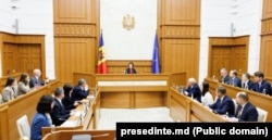 Președinta Maia Sandu a convocat, pe 2 decembrie, Consiliul Național de Securitate pentru a discuta riscurile legate de securitatea informațională și fenomenul finanțării ilegale.