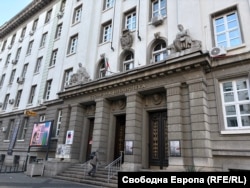 Входът на сградата на Столичната библиотека, построена по проект на Виктория Ангелова-Винарова