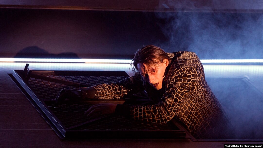 Marius Manole în Richard III, la Teatrul Bulandra.