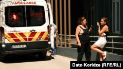 მაია ბარათაშვილი და თამარ იარაჯული „ჯეო ჰოსპიტალსის“ ეზოში