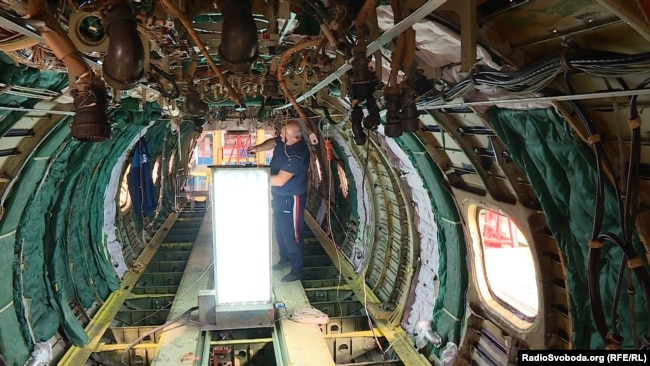 Військово-транспортний літак Ан-26 під час капітального ремонту на заводі в Києві