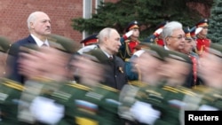 Аляксандар Лукашэнка, Уладзімір Пуцін і прэзыдэнт Казахстану Касым-Жамарт Такаеў на парадзе ў Маскве. 9 траўня 2026