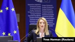 Президентка Європарламенту Роберта Мецола під час виступу на спеціальній сесії Європарламенту, на якій визнали перспективу членства України в Євросоюзі. Брюссель, 1 березня 2022 року 