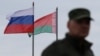 Российский и белорусский флаги развеваются на полигоне во время совместных российско-белорусских военных учений «Запад–2025» в районе Борисова, Беларусь, 15 сентября 2025 года