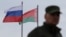 Российский и белорусский флаги развеваются на полигоне во время совместных российско-белорусских военных учений «Запад–2025» в районе Борисова, Беларусь, 15 сентября 2025 года