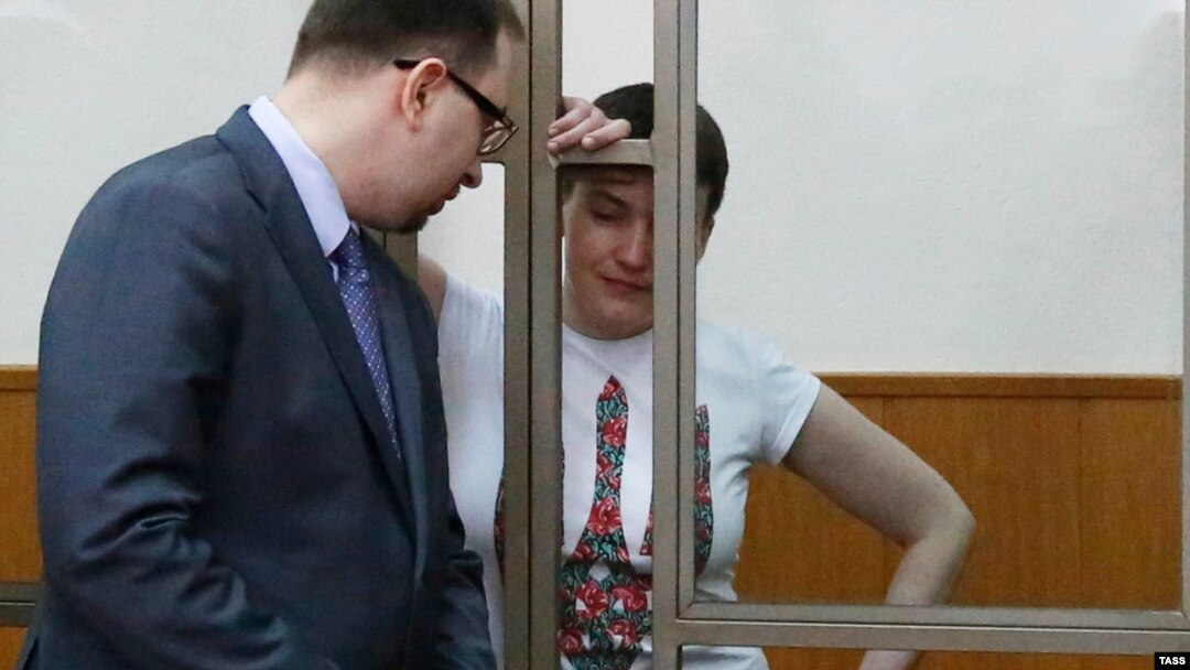 Надежда Савченко и её адвокат Николай Полозов 