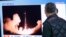 Un bărbat din Coreea de Sud se uită la un ecran TV care afișează o imagine de a lansării unei rachete de către Coreea de Nord. Fotografie generică.