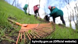 За даними «Київзеленбуду», всього у столиці сьогодні висадили понад 120 дерев та більш ніж 650 кущів
