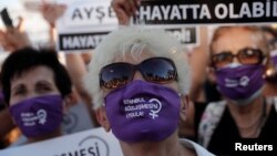 Акция протеста, проходившая в Стамбуле в августе 2020 года, когда правящая партия только намеревалась вывести страну из Стамбульской конвенции, защищающей права женщин.