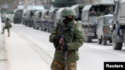 Руски военни в кримския град Балаклава в началото на март 2014 г.