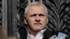  Roșia Today - Dragnea a spus că va „anunța ceva”, exact ca în filmul lui Mircea Daneliuc, Patul Conjugal, în care apare pancarda cu înscrisul devenit celebru: „Români, vi se pregătește ceva”.